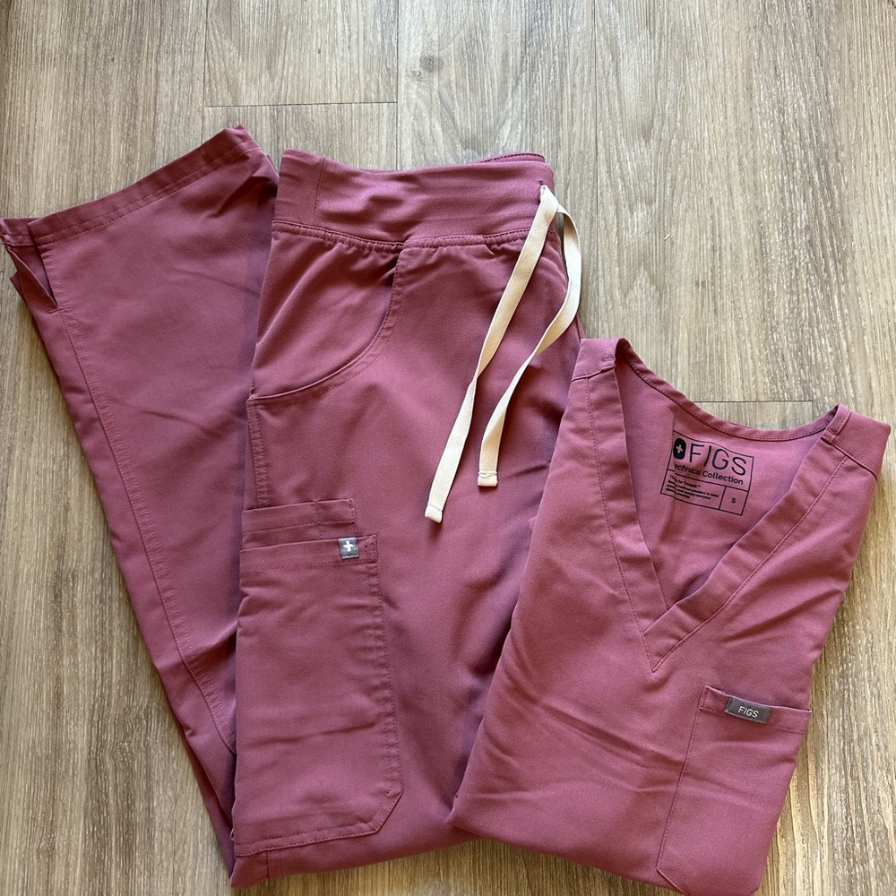 FIGS Mauve Scrub Set